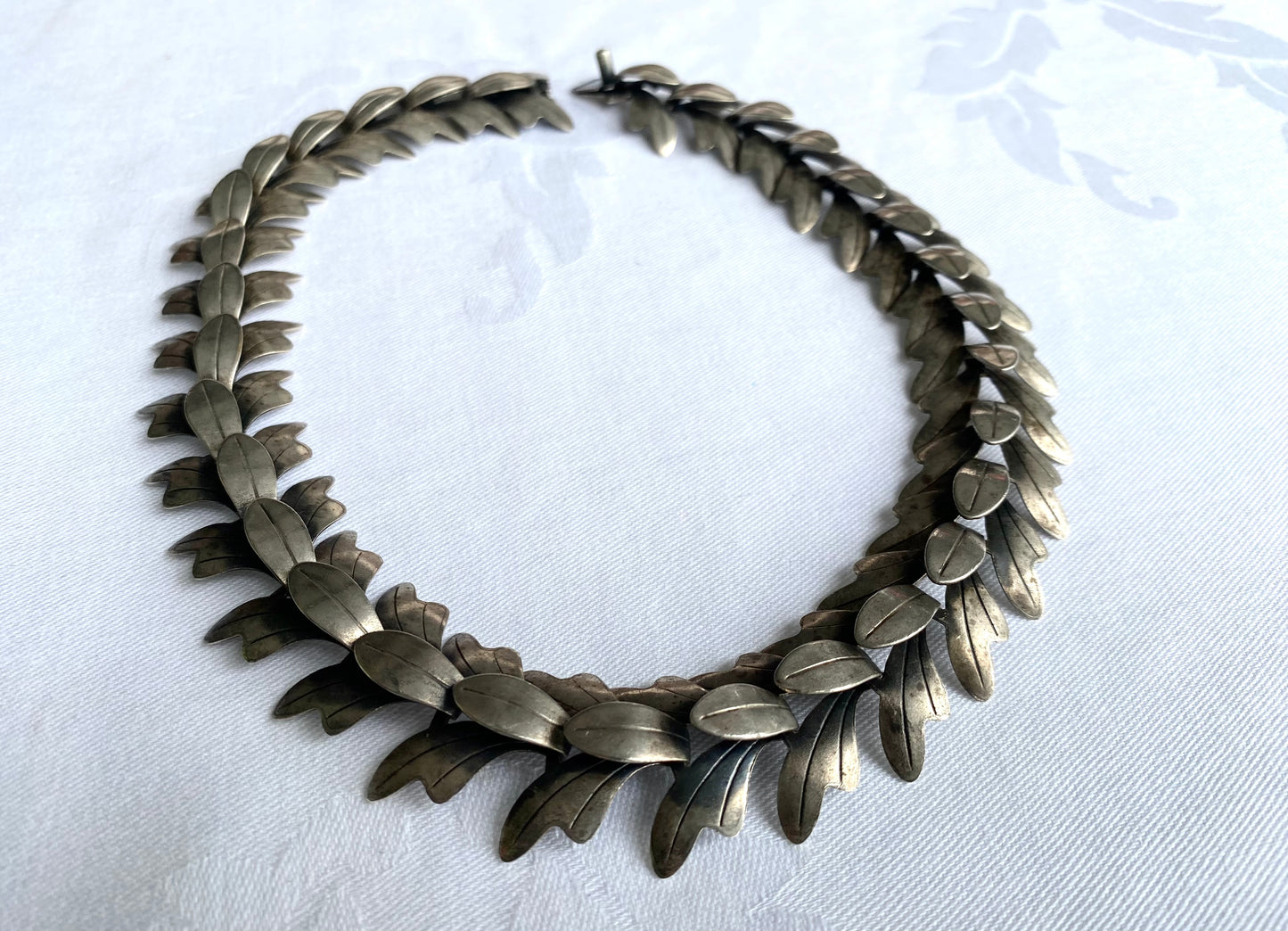 Vintage Articulated Leaf Design Silver Necklace